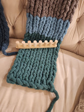 Load image into Gallery viewer, 10 Peg Sammy Bear Chunky Blanket Loom - Make scarves, car seat blankets and more (Promotional Product Only)
